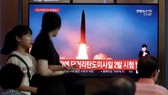 Truyền hình phát tin Triều Tiên thử tên lửa. Ảnh: REUTERS