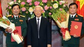 Tổng Bí thư, Chủ tịch nước Nguyễn Phú Trọng trao Quyết định thăng quân hàm từ cấp Trung tướng lên cấp Thượng tướng đối với đồng chí Hoàng Xuân Chiến và đồng chí Lê Huy Vịnh. Ảnh: VGP
