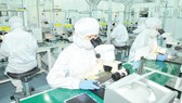 Sản xuất linh kiện điện tử tại Công ty MTEX (Nhật Bản) ở TPHCM. Ảnh: CAO THĂNG