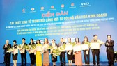 Bà Nguyễn Thị Hồng Trinh - Giám đốc Tài chính (thứ tư, từ phải sang), đại diện Ban lãnh đạo TSTtourist nhận Bằng khen của Hiệp hội Phát triển Văn hóa Doanh nghiệp Việt Nam, tôn vinh các doanh nghiệp hưởng ứng tích cực cuộc vận động Xây dựng văn hóa doanh