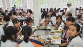 Bữa ăn trưa của học sinh bán trú tại một trường học ở TPHCM