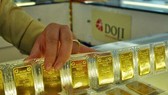Vàng và chứng khoán biến động mạnh