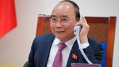 Thủ tướng Chính phủ Nguyễn Xuân Phúc điện đàm với Thủ tướng CHDCND Lào Thongloun Sisoulit. Ảnh: VGP
