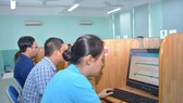 Các công chức của quận 10 dự thi kiểm tra năng lực bằng hình thức trắc nghiệm trên máy tính. Ảnh: ÁI CHÂN