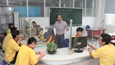 Thầy và trò Trường Cao đẳng Kinh tế - Kỹ thuật TPHCM trong giờ học chuyên ngành kế toán ngân hàng với mô hình ngân hàng thu nhỏ Ảnh: HOÀNG HÙNG
