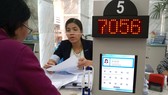 Giấy tờ được số hóa khi làm thủ tục tại UBND quận 1. Ảnh: HOÀNG HÙNG