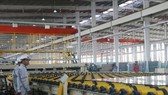 Dây chuyền sản xuất của Nhà máy sản xuất kính nổi siêu trắng Phú Mỹ. Ảnh: TTXVN