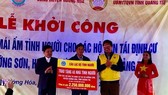 Trao tiền hỗ trợ xây dựng nhà ở mới cho người dân