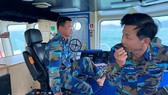 Thiếu tá Nguyễn Văn Chính - Thuyền trưởng tàu 991 đang chỉ huy tàu lai kéo tàu gặp nạn vào cảng Ba Ngòi. Nguồn: TTXVN