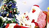 Một nhân viên bưu điện ở Libourne, Tây Nam nước Pháp hóa trang thành ông già Noel đọc thư của các em bé