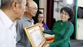 Đồng chí Tô Thị Bích Châu, Ủy viên Ban Thường vụ Thành ủy, Chủ tịch Ủy ban Mặt trận Tổ quốc Việt Nam Thành phố trao Bằng khen của Thủ tướng Chính phủ cho 3 cá nhân. Ảnh: THANHUYTPHCM.VN