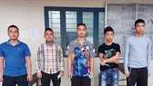 Các trường hợp nhập cảnh trái phép được Đồn biên phòng Phú Hữu bàn giao cho Ban Chỉ đạo phòng, chống dịch COVID-19 thực hiện cách ly tập trung theo quy định. Ảnh: TTXVN