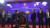 Lễ đánh cồng khai trương phiên giao dịch đầu năm 2021, tại Sở giao dịch Chứng khoán Hà Nội. Ảnh: VIETNAM+