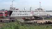 Phà 200 tấn nằm im vì vướng thủ tục