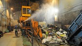 Xử lý rác ban đêm tại trạm trung chuyển chất thải sinh hoạt Quang Trung, quận Gò Vấp. Ảnh: CAO THĂNG