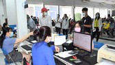 Hành khách đến ga Sài Gòn sáng 2-2 để trả vé tàu đi lại dịp Tết Tân Sửu do ảnh hưởng dịch Covid-19. Ảnh: ĐÌNH LÝ
