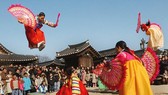 Hoạt động vui chơi chào đón năm mới của người Hàn Quốc. Ảnh: Pinterest