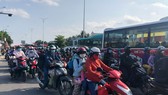 Dòng xe di chuyển chậm qua cầu Rạch Miễu, từ phía Bến Tre sang Tiền Giang. Ảnh: TÍN HUY