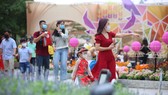 Khách tham quan Đường hoa Nguyễn Huệ luôn đeo khẩu trang, kể cả khi chụp hình
