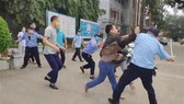Hình ảnh người nhà bệnh nhân ẩu đả với bảo vệ Bệnh viện Đa khoa tỉnh Tuyên Quang. (Ảnh cắt từ clip)