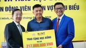 Lý Hoàng Nam nhận học bổng theo học Quản trị Kinh doanh