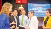 Chủ tịch UBND TPHCM Nguyễn Thành Phong trao đổi với các đại biểu. Ảnh: CAO THĂNG