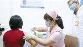 Tiêm vaccine Covivac cho người tình nguyện. Ảnh: CTV