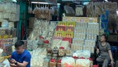 Tổ yến được bán tràn lan tại chợ Bình Tây, quận 6, TPHCM. Ảnh: HÂN GIA