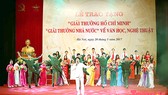 Một buổi lễ trao tặng “Giải thưởng Hồ Chí Minh”, “Giải thưởng Nhà nước” về văn học, nghệ thuật
