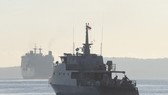 Tàu quân đội Indonesia tham gia tìm kiếm tàu ngầm. Ảnh: AP