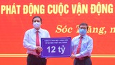 Ông Lê văn Khanh, Chủ tịch Công ty XSKT Sóc Trăng (phải) trao 12 tỷ đồng hỗ trợ xây dựng nhà ở cho hộ nghèo