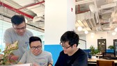 Các thực tập sinh đang cùng nhau học nhóm