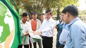 Ông Đặng Quế Hùng - Giám Đốc SP.SAMCO giới thiệu Xe ép rác 2m3 tại hội nghị chuyển đổi phương tiện vận chuyển chất thải rắn sinh hoạt