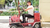 Cô Trần Thị Mỹ Quyên bên chiếc xe do một người bạn tặng