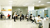 Công nhân Công ty Điện tử Samsung Electronic Việt Nam thuộc KCN Yên Phong, Bắc Ninh khám sàng lọc trước khi tiêm vaccine Covid-19. Ảnh: MẠNH CƯỜNG