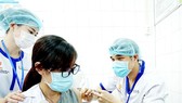 Bệnh viện Bệnh nhiệt đới TPHCM tổ chức tiêm vaccine Covid-19. Ảnh: HOÀNG HÙNG