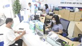 Giao dịch tại Ngân hàng BIDV. Ảnh: CAO THĂNG