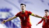 Đội trưởng Quế Ngọc Hải vui mừng sau khi ấn định chiến thắng 2-1 cho Việt Nam. Ảnh: KHƯƠNG DUY