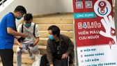 Đoàn viên Quận đoàn 1 hướng dẫn tình nguyện viên sử dụng ứng dụng S4Life