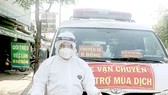 Anh Trần Phước Hòa và chiếc xe chở bệnh nhân chạy thận