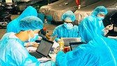 Sinh viên ngành y tại TPHCM tình nguyện tham gia chống dịch Covid-19 đang nhập liệu tại điểm cách ly. Ảnh: THÁI PHƯƠNG