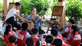 Lục Phạm Quỳnh Nhi trong một buổi trò chuyện về cổ nhạc (ảnh chụp trước khi dịch bệnh bùng phát trong cộng đồng)