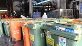 Lượng rác thải liên quan dịch bệnh gây quá tải cho hoạt động thu gom của công nhân Công ty Môi trường đô thị TPHCM