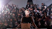 Đạo diễn Julia Ducournau thắng giải Cành cọ vàng 2021 với Titane. Ảnh: REUTERS