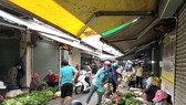 Túm tụm mua bán không đảm bảo an toàn phòng dịch tại chợ An Hội, phường 8, quận Gò Vấp Ảnh: BÙI ANH TUẤN