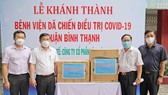 Chủ tịch UBND TPHCM Nguyễn Thành Phong thăm, tặng quà bệnh viện dã chiến điều trị Covid-19 quận Bình Thạnh. Ảnh: DŨNG PHƯƠNG
