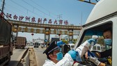 Kiểm tra thân nhiệt tài xế vận chuyển hàng tại Trung Quốc