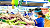 Nhân viên Saigon Co.op chọn thực phẩm cho khách hàng