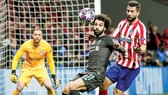 Mohamed Salah (trái) sẽ đương đầu với hàng phòng ngự vững chắc của Atletico Madrid