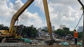 Thi công nâng cấp, cải tạo bờ kênh Tẻ, quận 7. Ảnh: CAO THĂNG